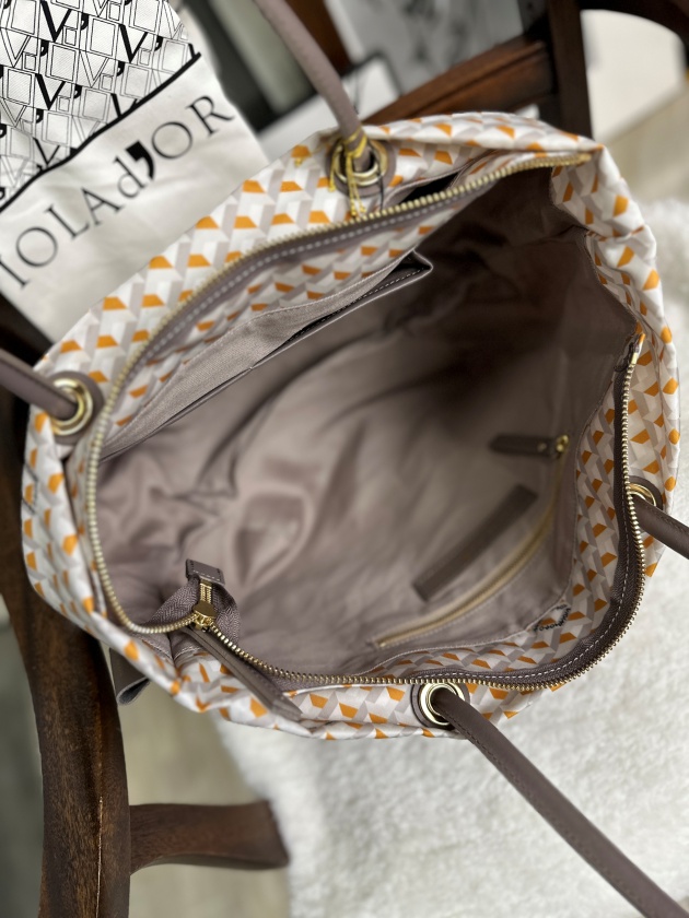モノグラム柄 トートバッグ t-monogram-embossed-tote-angle