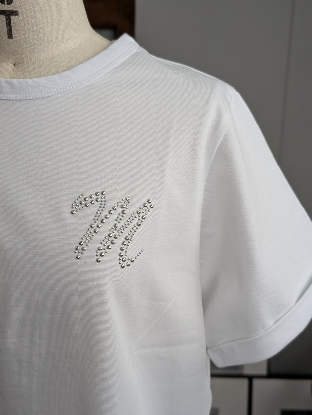 ロゴブローチ風Tシャツ≪手洗い可能≫ Marco&Louise】Mロゴブローチ風Tシャツ | MANO（マーノ）｜公式